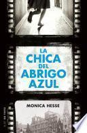 La chica del abrigo azul