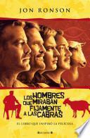 Los hombres que miran fijamente a las cabras