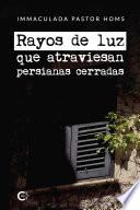 Rayos de luz que atraviesan persianas cerradas